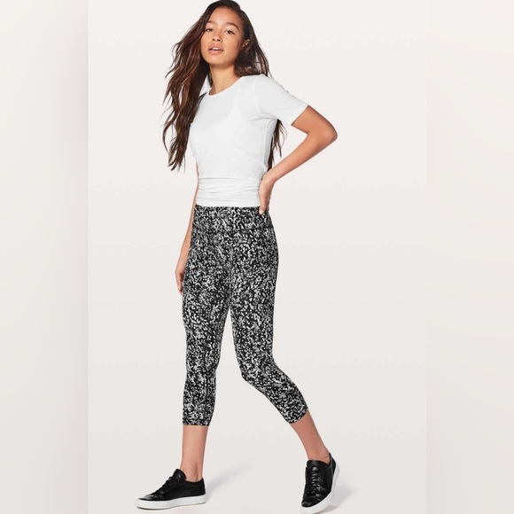 RARE Lululemon Align Leggings 25” - Chirasu Black, Size 6 - Picture 6 of 10